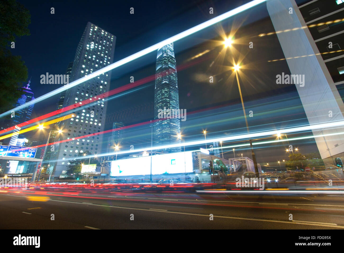 Trafic dans Hong Kong at night Banque D'Images