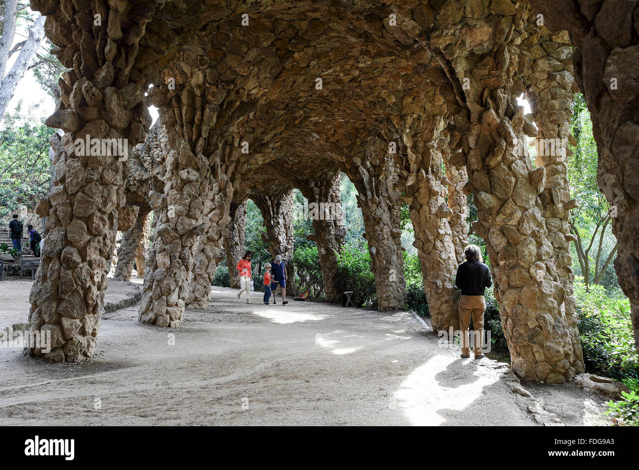 Les touristes appréciant le merveilleux emplacement Parc Guell à Barcelone, un site du patrimoine mondial. Banque D'Images