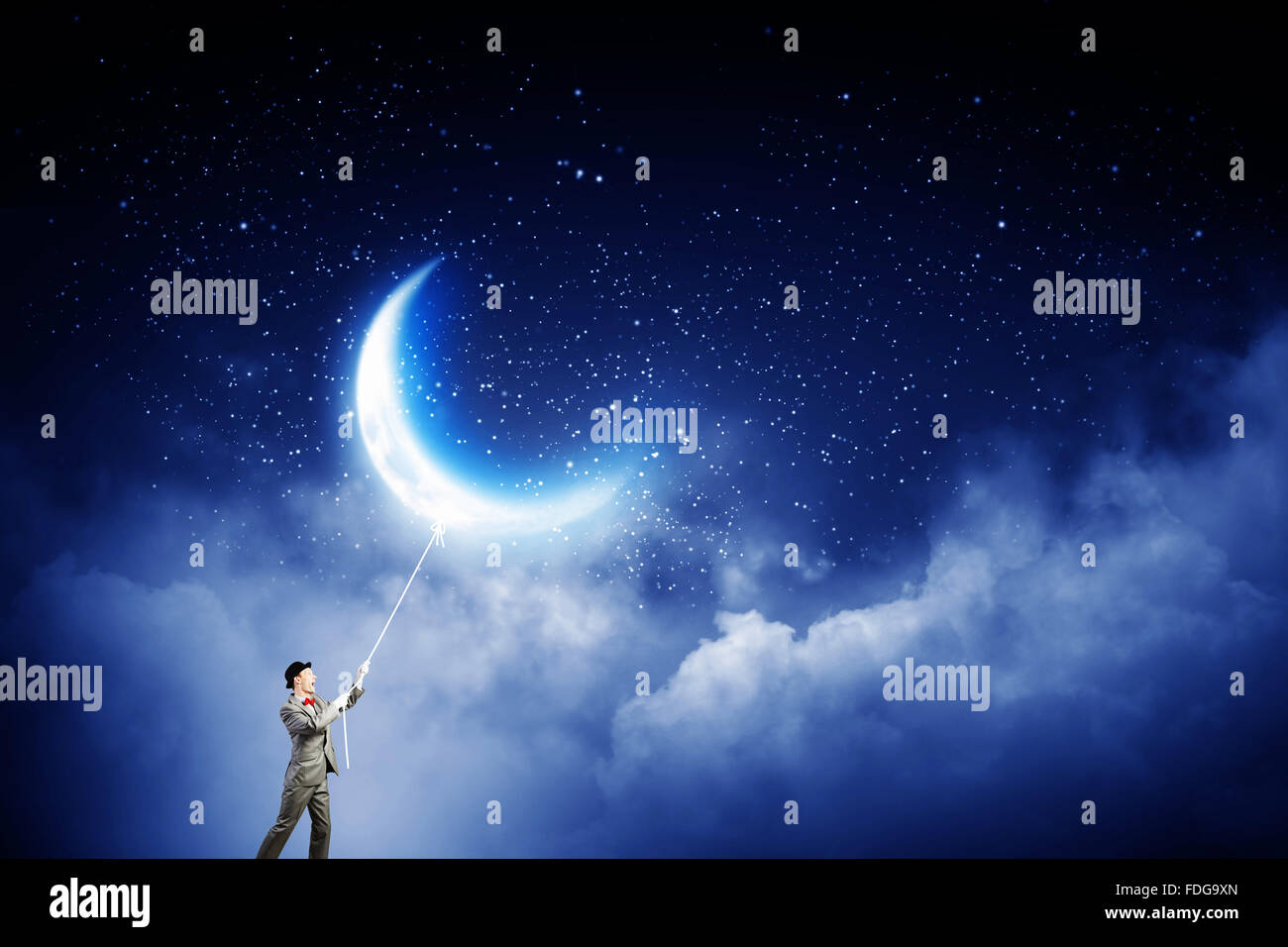 Young Woman in hat qui obtient la lune avec corde Banque D'Images