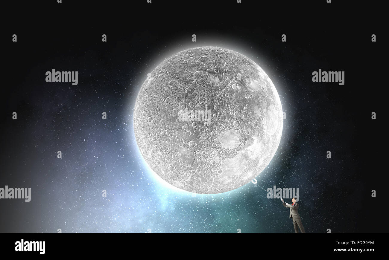 Young Woman in hat qui obtient la lune avec corde Banque D'Images Young Woman in hat qui obtient la lune avec corde Banque D'Images