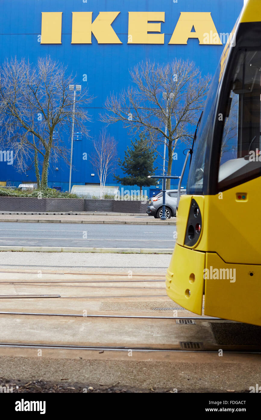 Ikea AshtonunderLyne boutique avec un tramway Metrolink Tram