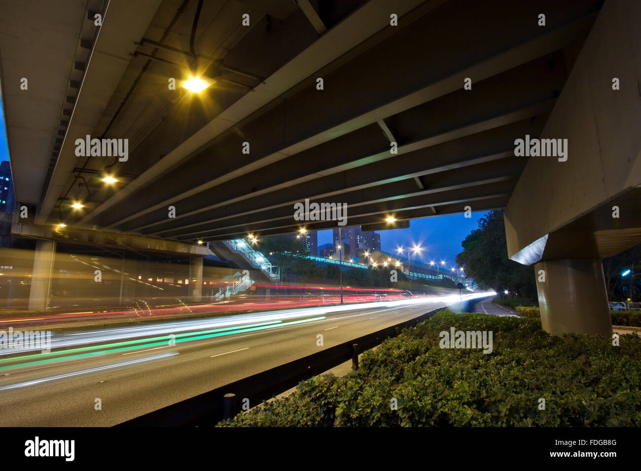 Trafic dans Hong Kong at night Banque D'Images