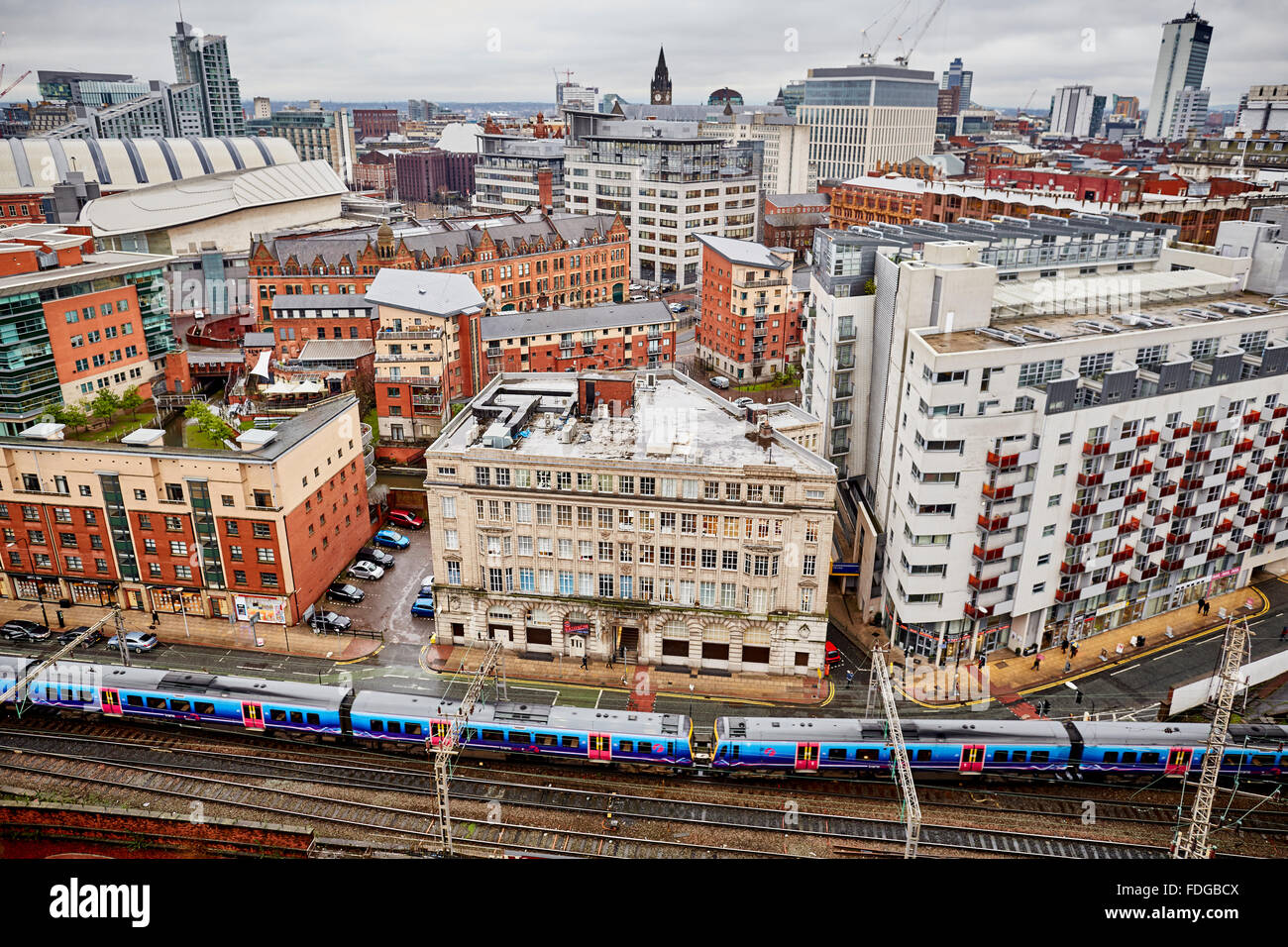 Local Manchester Northern Rail dessert la gare ferroviaire Manchester Oxford Road sur une journée humide humide pluie hi suit Banque D'Images