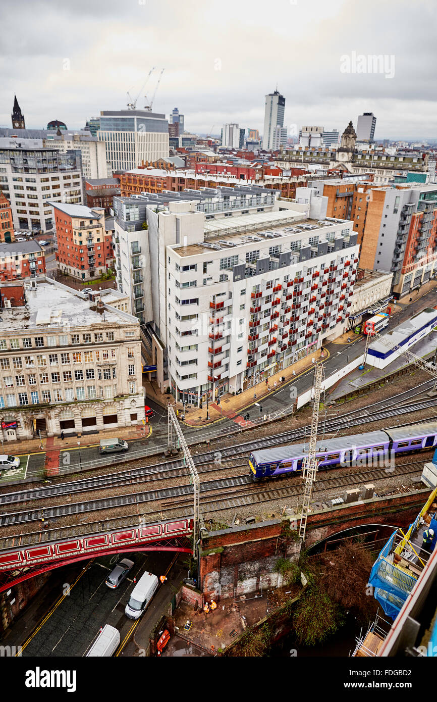 Local Manchester Northern Rail dessert la gare ferroviaire Manchester Oxford Road sur une journée humide humide pluie hi suit Banque D'Images