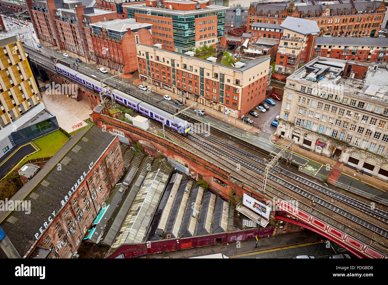 Local Manchester Northern Rail dessert la gare ferroviaire Manchester Oxford Road sur une journée humide humide pluie hi suit Banque D'Images