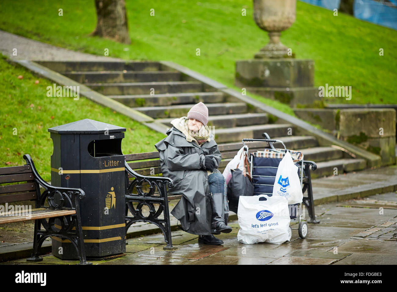 Buxton, principale rue commerçante Spring Gardens un mélange d'indépendants et chaînes de magasins UK Grande-bretagne British Royaume-Uni Zone euro Banque D'Images