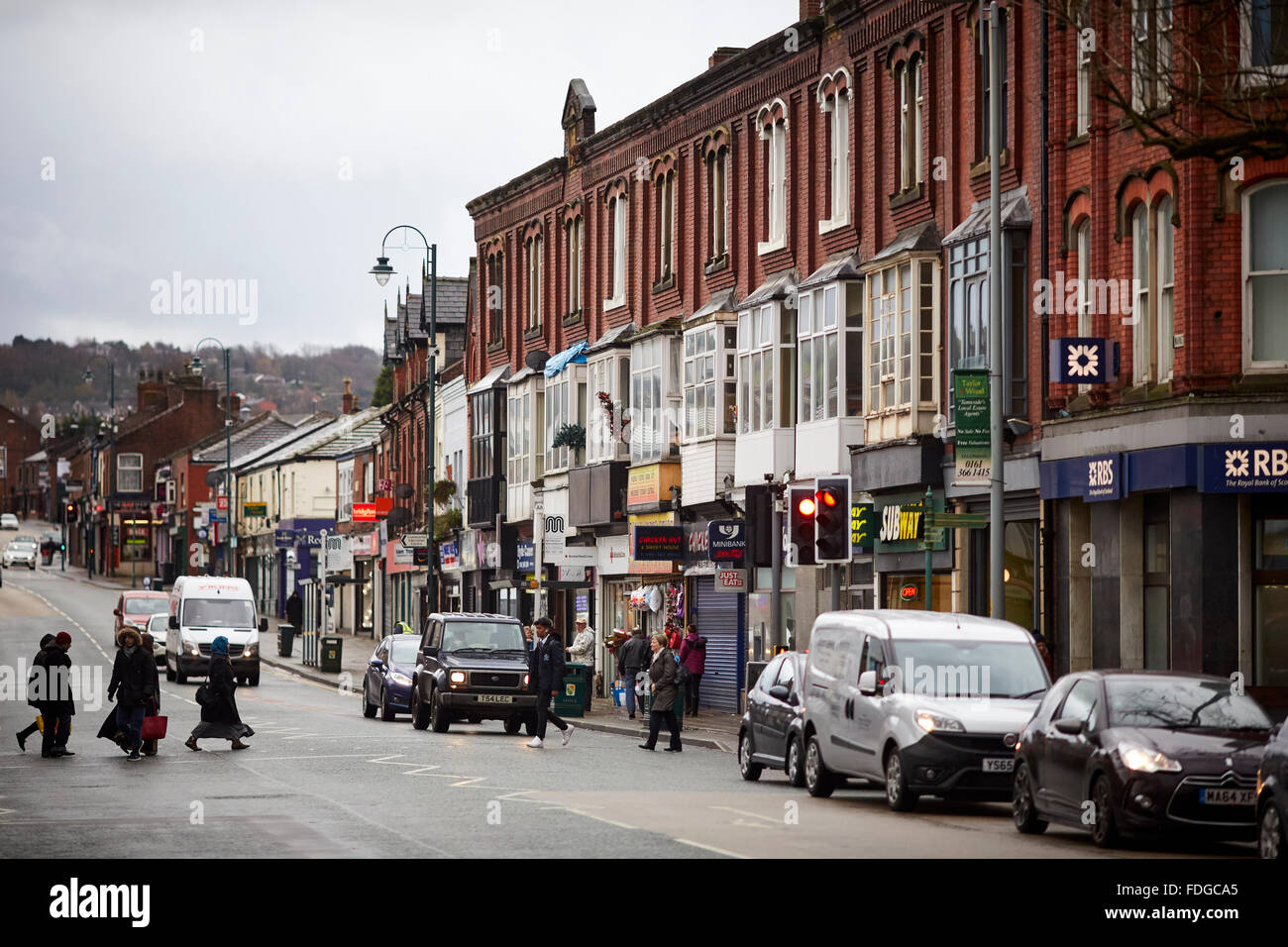Le centre-ville de Hyde historiquement dans Cheshire est une ville dans la région de Manchester, Angleterre, rue du marché les magasins de détail indépendants ro Banque D'Images
