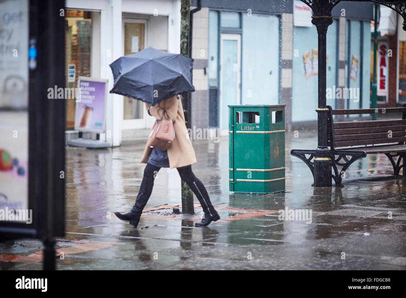 Le centre-ville de Hyde historiquement dans Cheshire est une ville dans le Grand Manchester, Angleterre humide par temps de pluie pluie douche vers le bas pour Banque D'Images