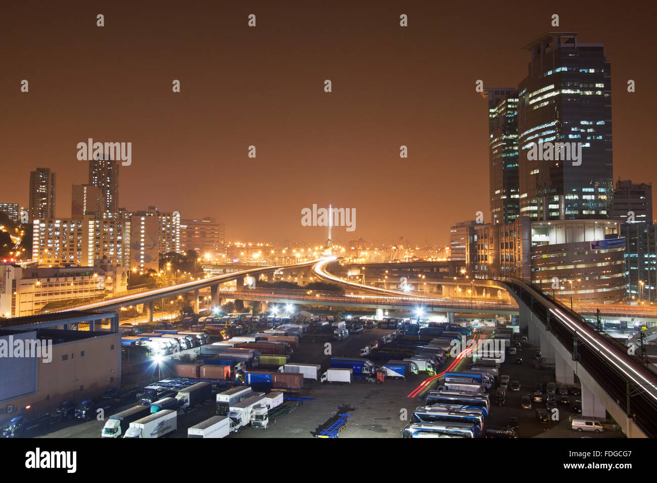 Trafic dans Hong Kong at night Banque D'Images