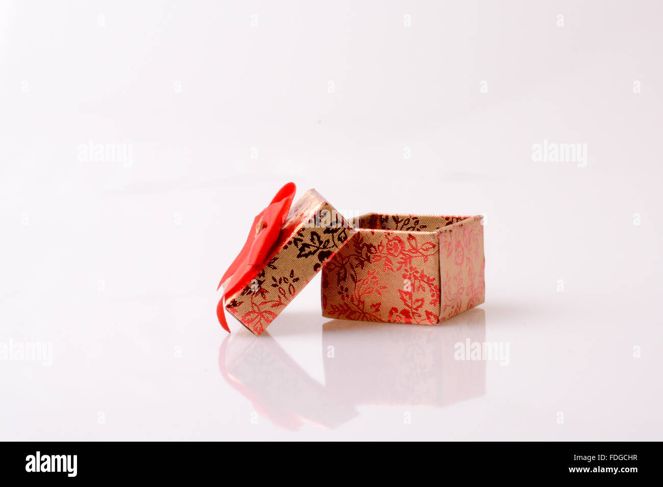 Boîte cadeau vide avec un ruban rouge sur fond blanc Banque D'Images