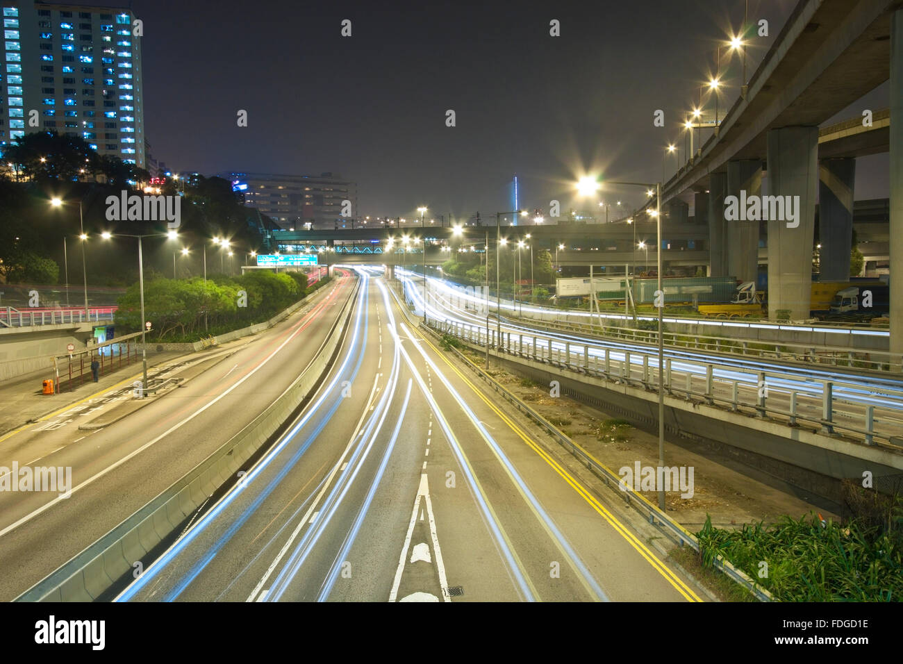 Le trafic via le centre-ville de Hong Kong at night Banque D'Images