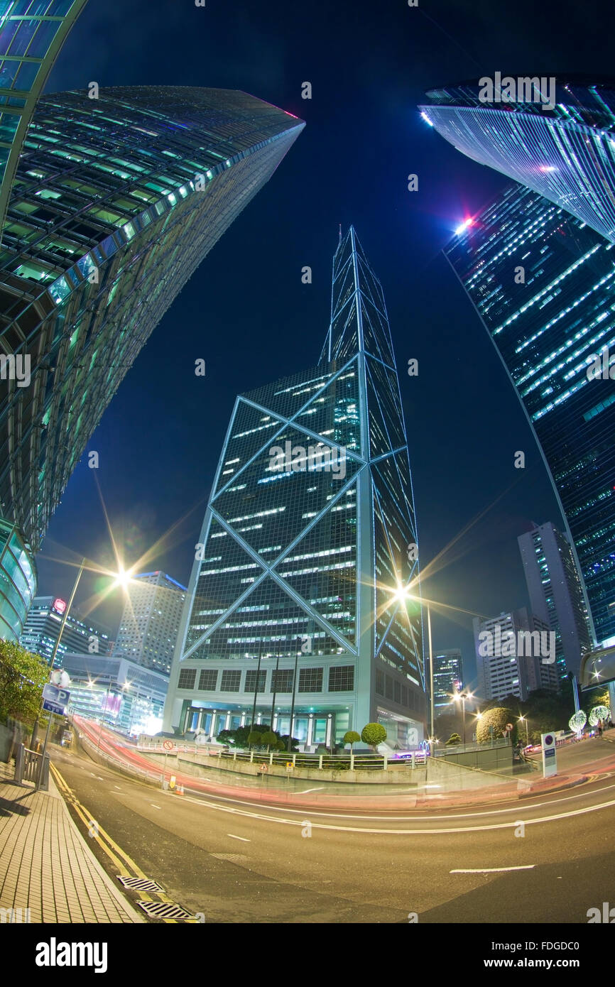 Paysage urbain moderne occupé avec le trafic de nuit Banque D'Images