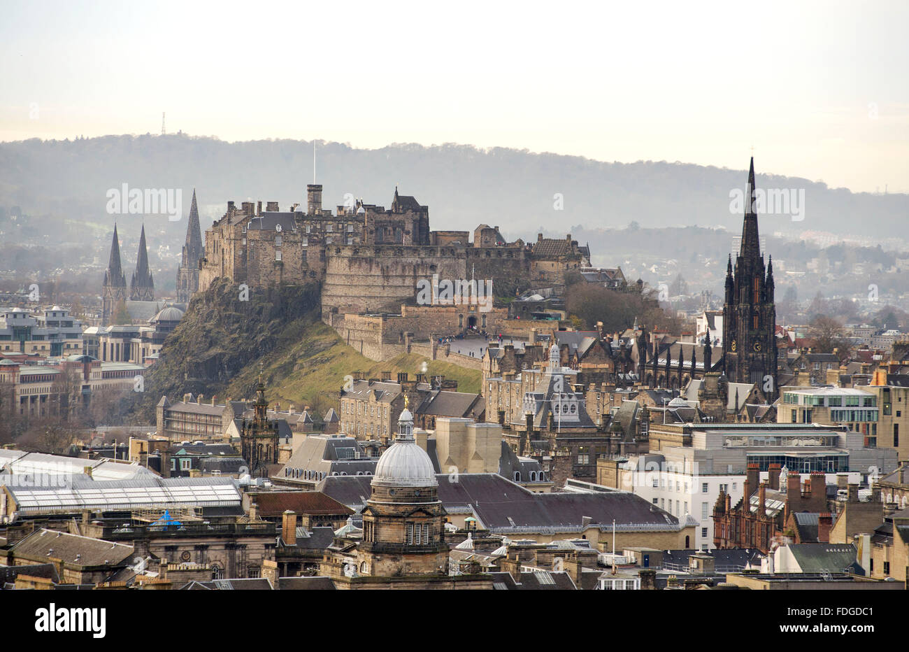 07/12/15. Le Château d'Édimbourg et de la vieille ville vue de Salisbury Crags, Edinburgh, Scotland, GB Banque D'Images