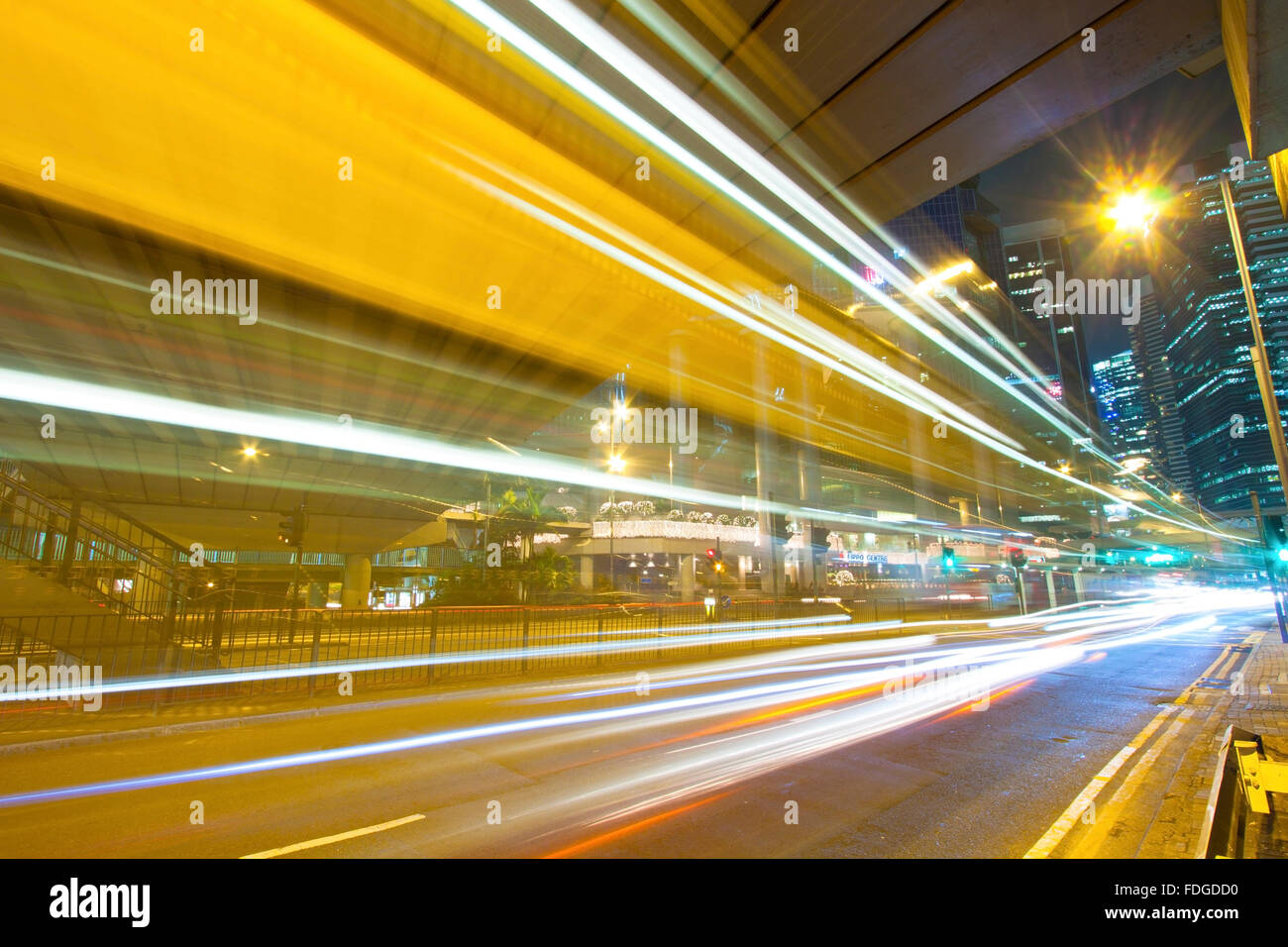Trafic dans Hong Kong at night Banque D'Images
