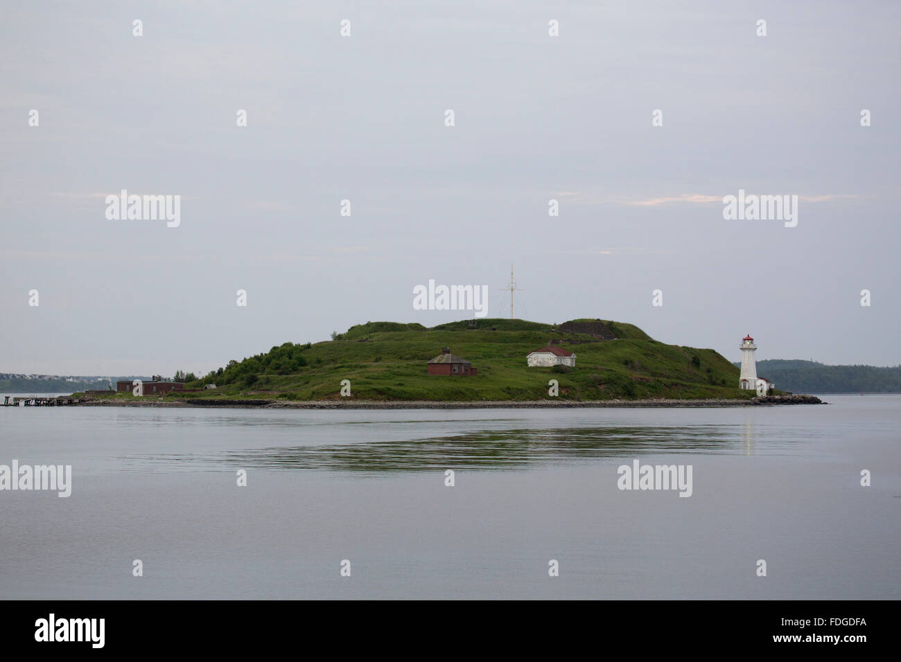 Le phare sur l'île Georges dans la baie d'Halifax, au Canada. Banque D'Images