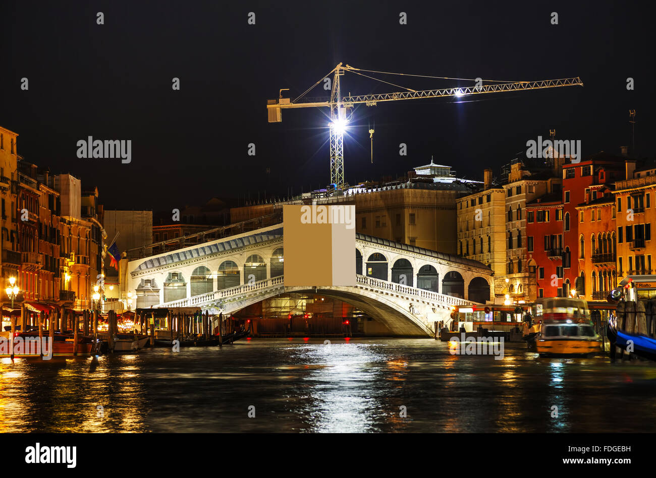 Pont du Rialto (Ponte di Rialto) à Venise, Italie pendant la nuit Banque D'Images