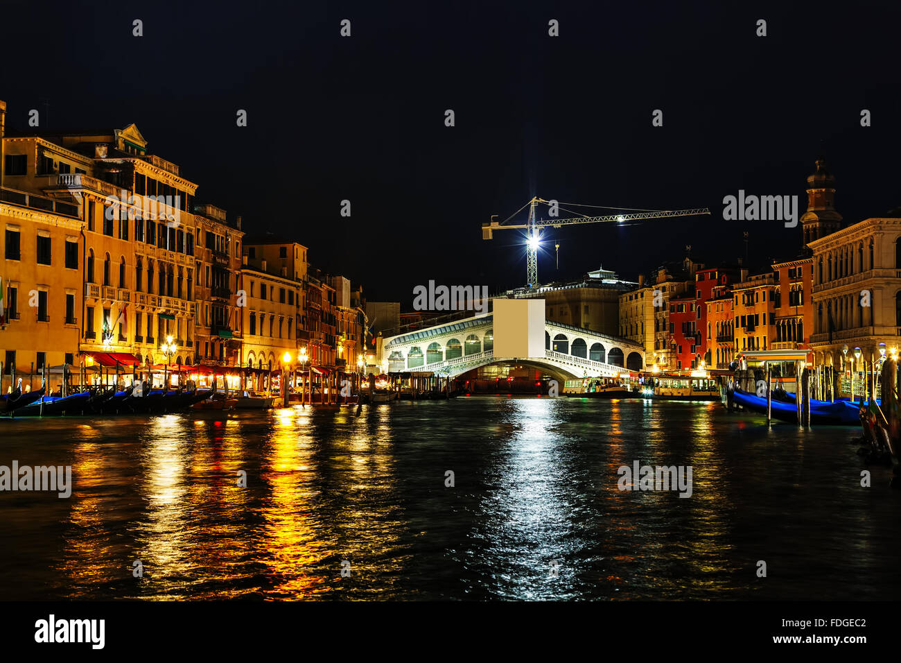 Pont du Rialto (Ponte di Rialto) à Venise, Italie pendant la nuit Banque D'Images