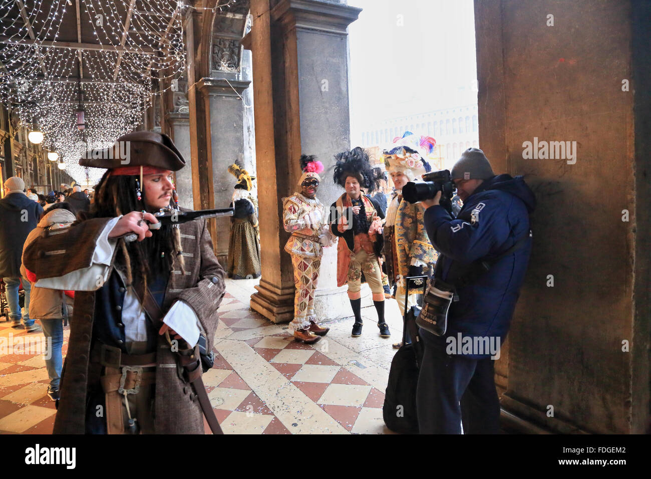 Pirates des Caraïbes à Carnevale di Venezia - Carnaval de Venise 2016. Cannon contre canon. Banque D'Images