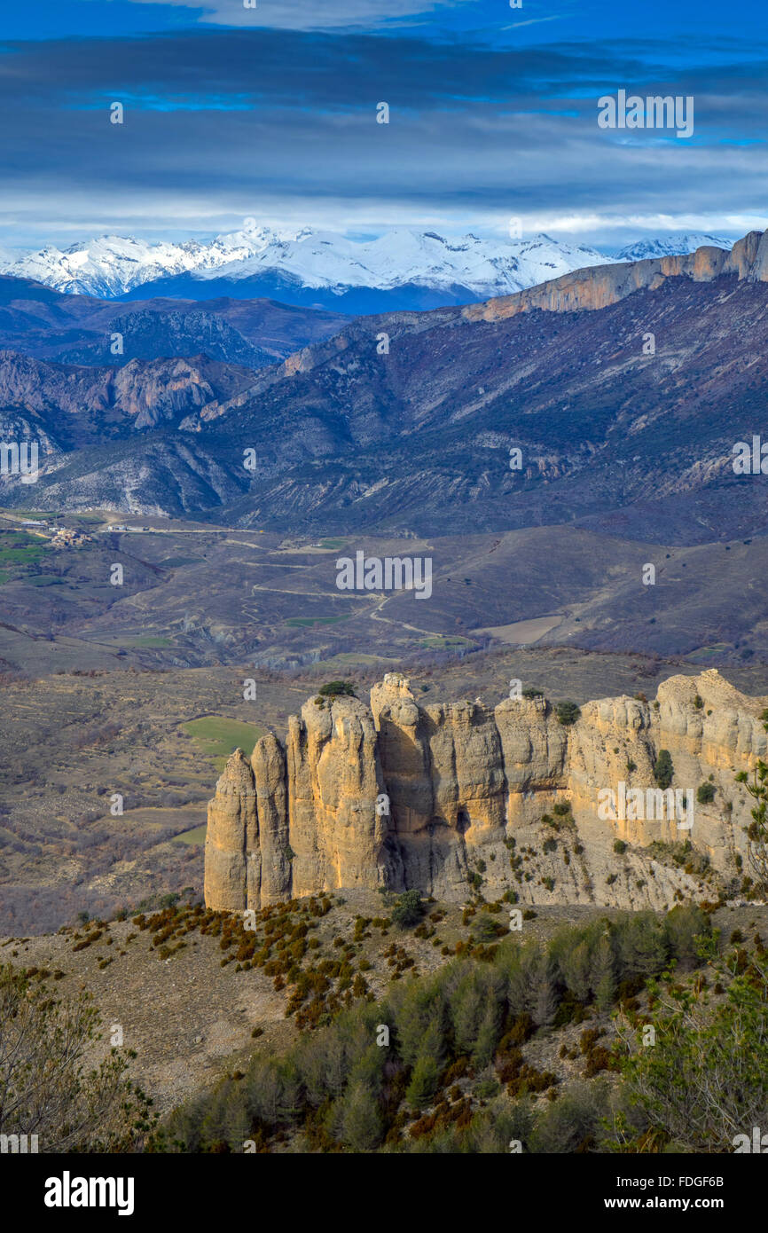 Pyrénées enneigées et tours rocheuses de Pui de Lleràs colline au-dessus de Tremp, Catalunya, Espagne Banque D'Images