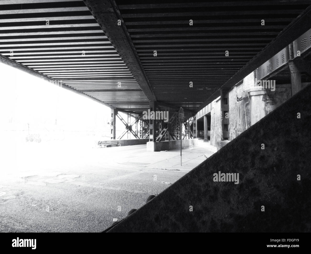 Voir sous les ponts ferroviaires Avenue Milwaukee de Milwaukee Detroit Jonction illustrant les angles et les lignes de la construction en acier Banque D'Images