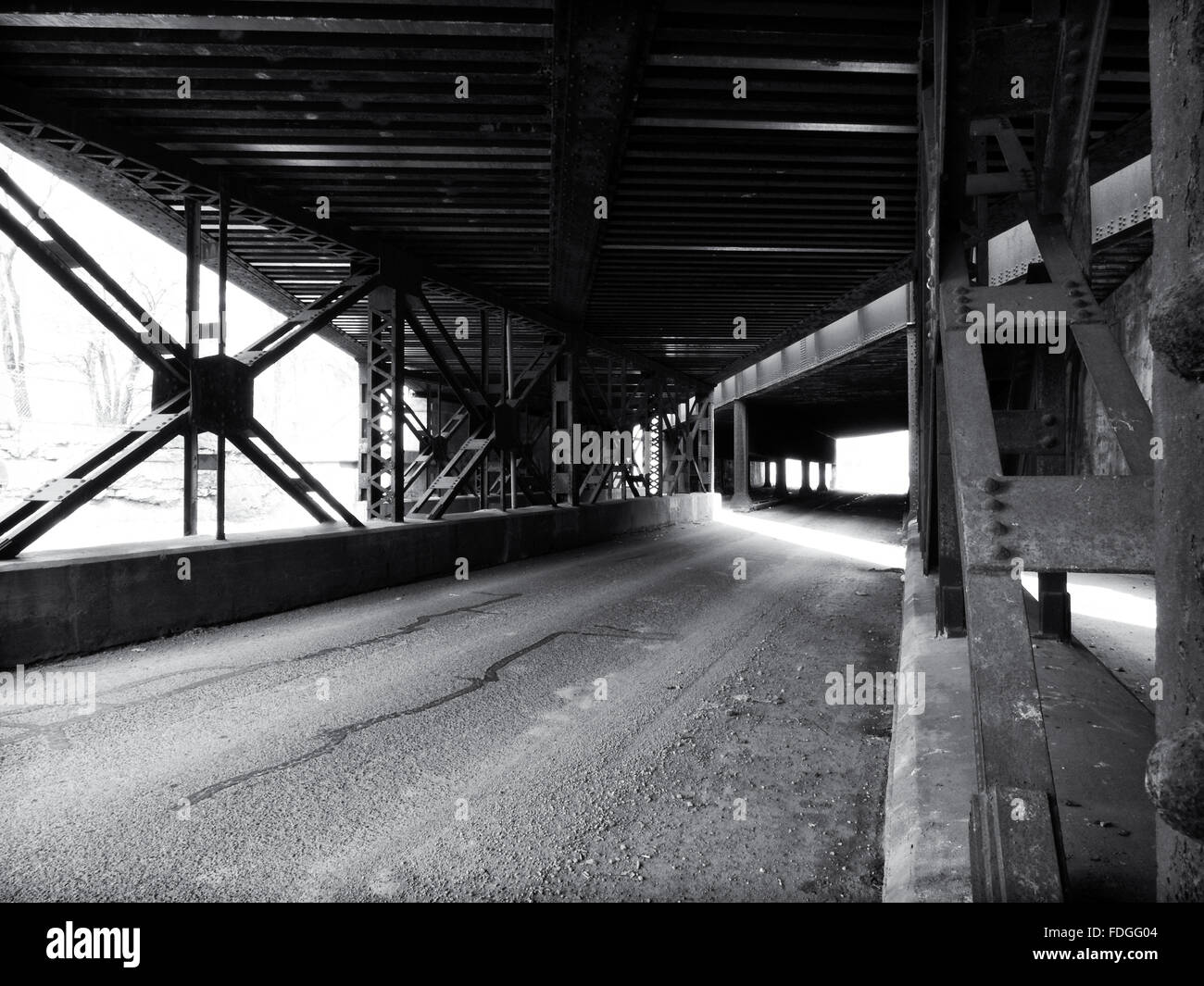Voir sous les ponts ferroviaires Avenue Milwaukee de Milwaukee Detroit Jonction illustrant les angles et les lignes de la construction en acier Banque D'Images