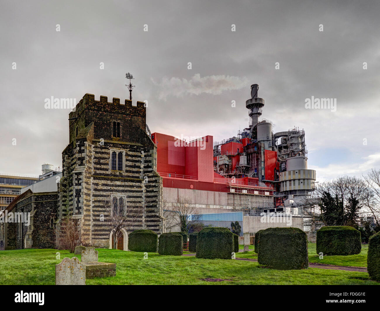 Église St Clements West Thurrock Essex tamise mariner avec le Prcotor église & Gamble derrière l'usine Banque D'Images