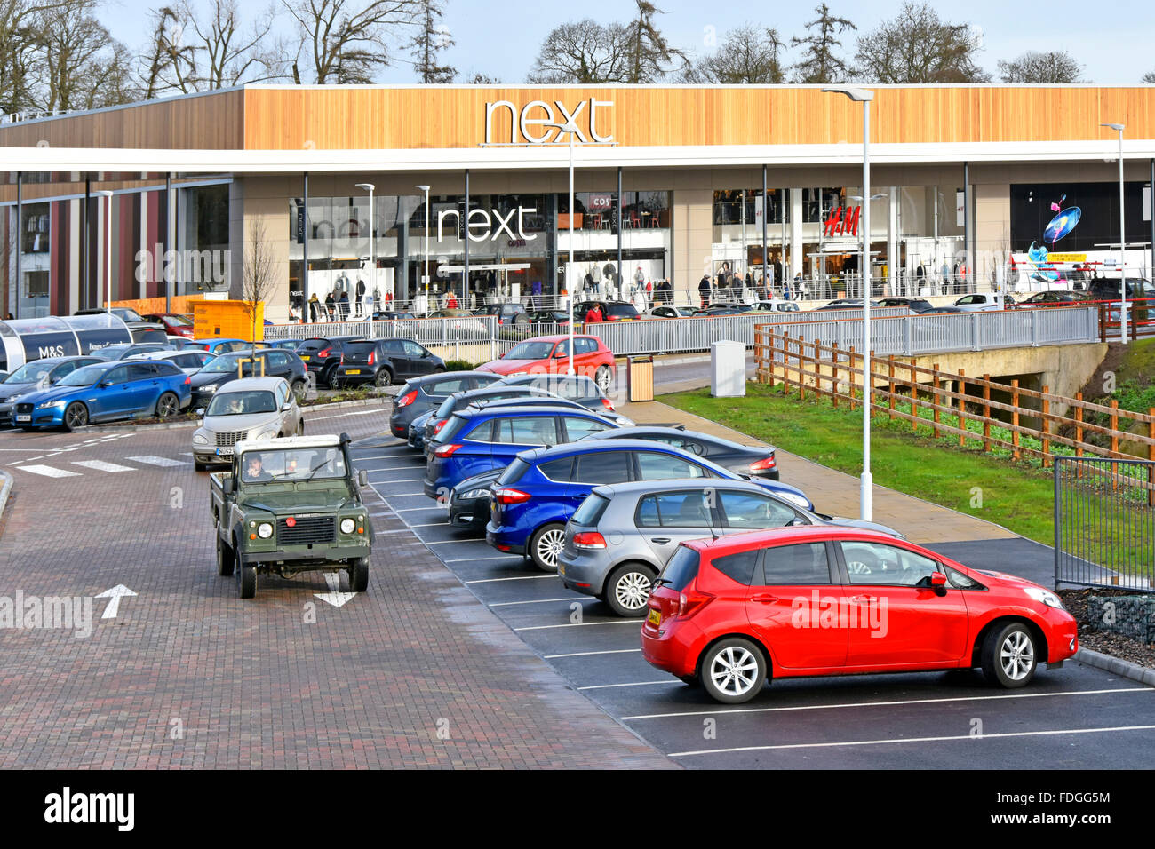 Les clients qui font le plein d'achats à Elliotts Field Modern Shopping Center se sont mis à disposition pour développer leurs activités dans le parc commercial Elliotts Field, avec des places de parking gratuites dans le Rugby Warwickshire England UK Banque D'Images