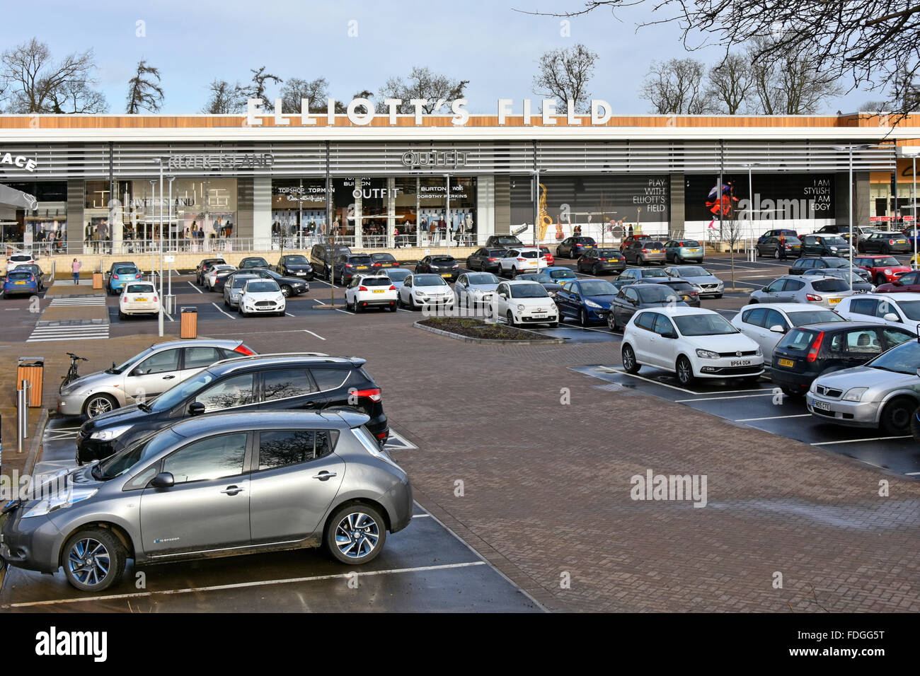 Les clients d'hiver du centre commercial Elliotts Field Modern ont accès à un parc de magasins avec des places de parking gratuites très fréquentée dans le Rugby Warwickshire Angleterre Banque D'Images
