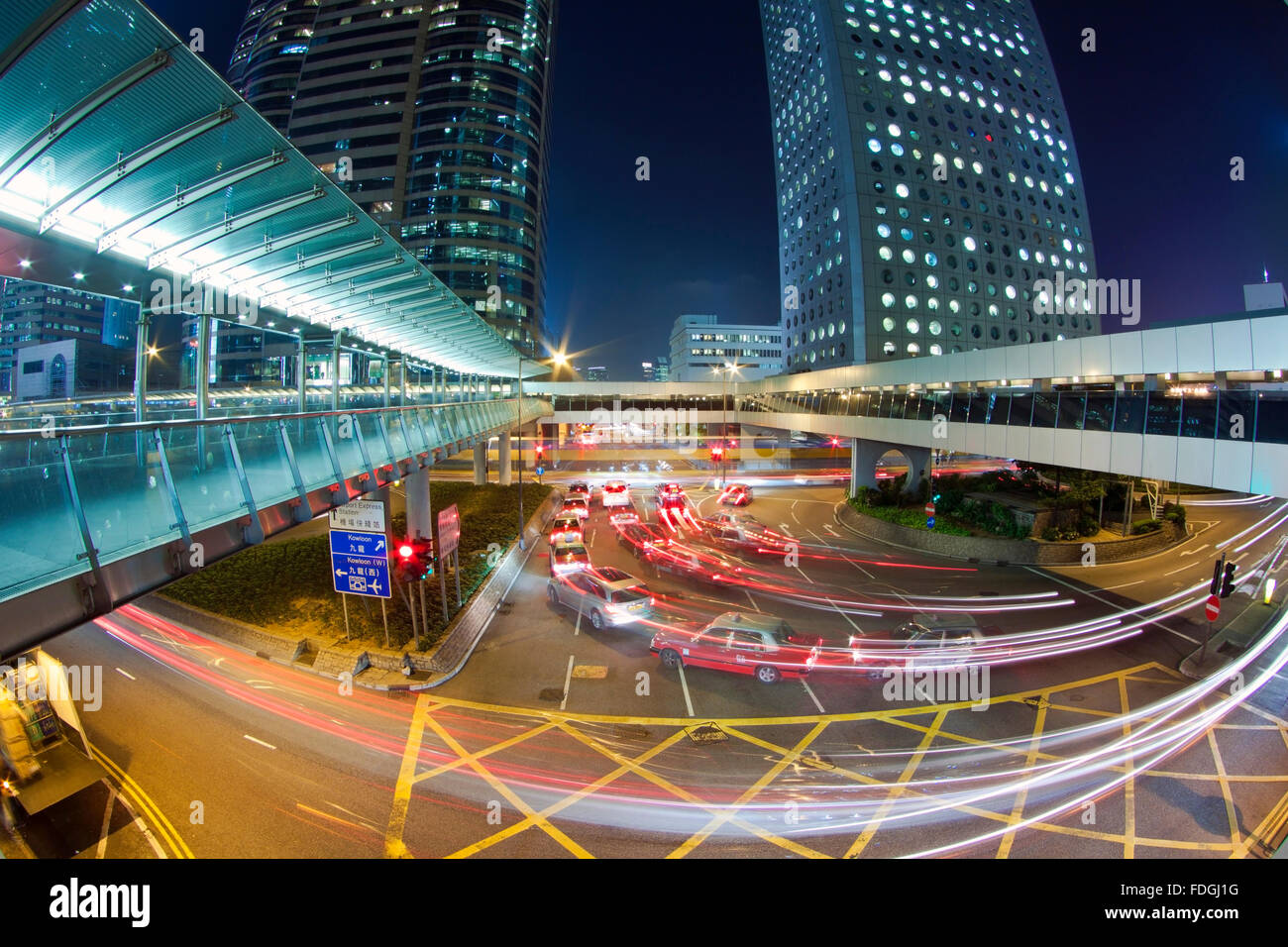 Au centre-ville de la circulation d'une ville moderne dans la nuit Banque D'Images