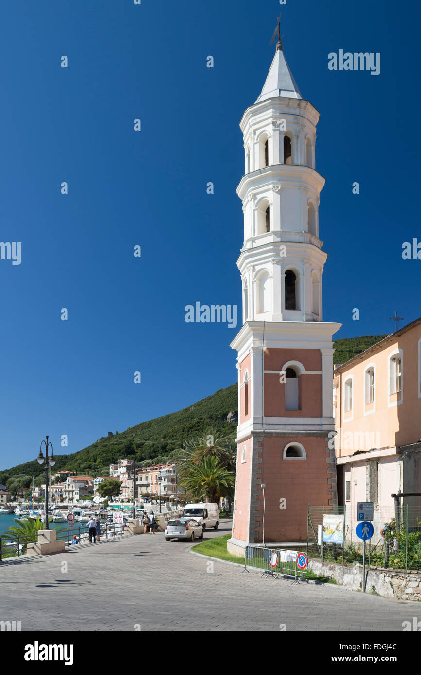 Clocher de l'église blanche contre un ciel bleu au port de Scario à la côte de la mer Méditerranée dans le Cilento,Campania, Italie Banque D'Images