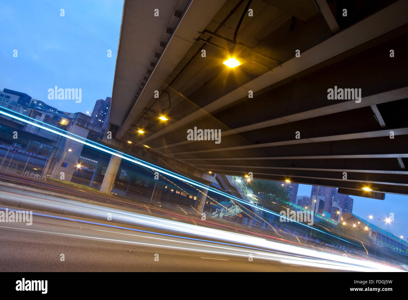 La circulation en ville la nuit Banque D'Images
