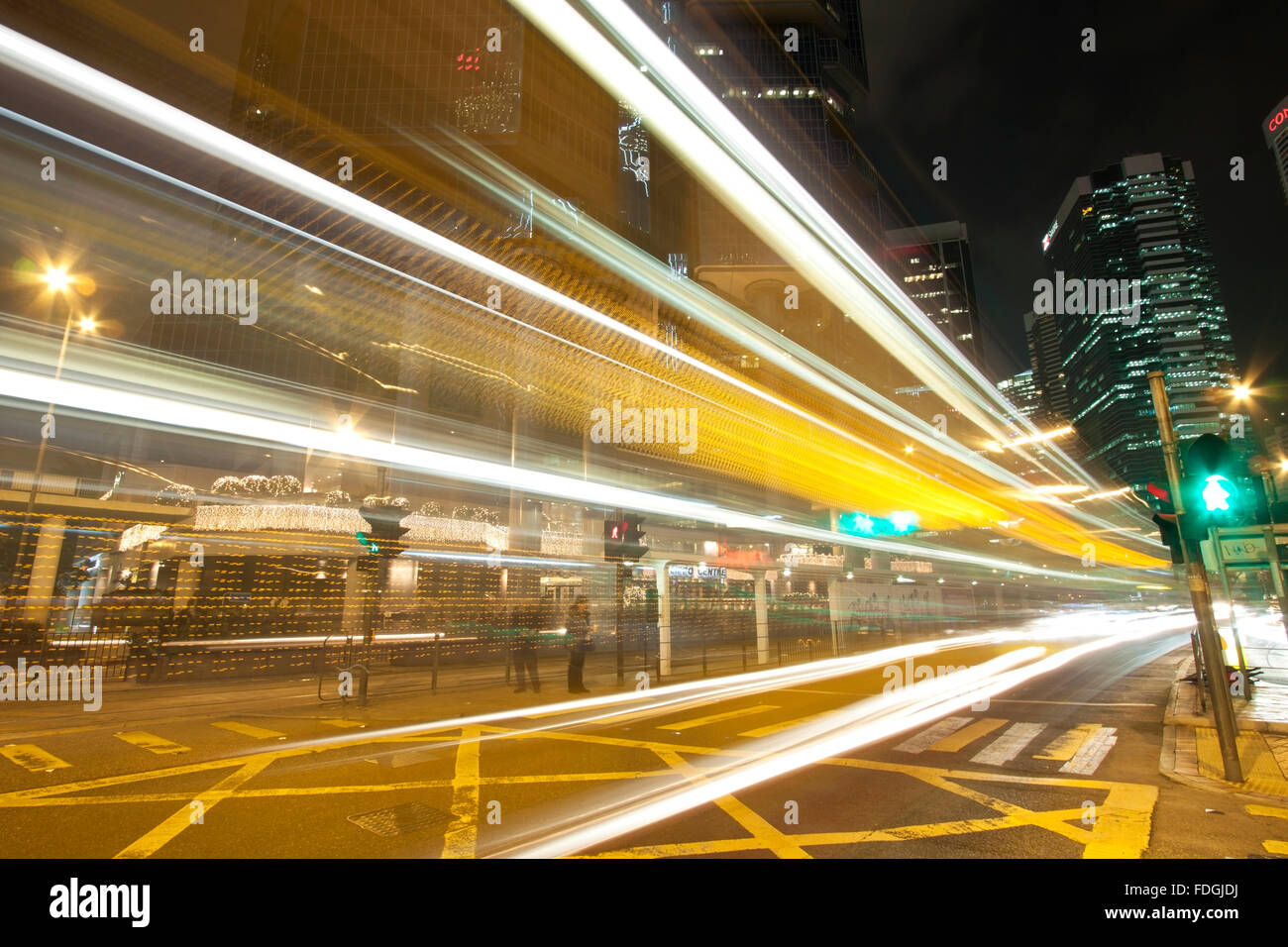 Paysage urbain avec le trafic important à Hong Kong at night Banque D'Images