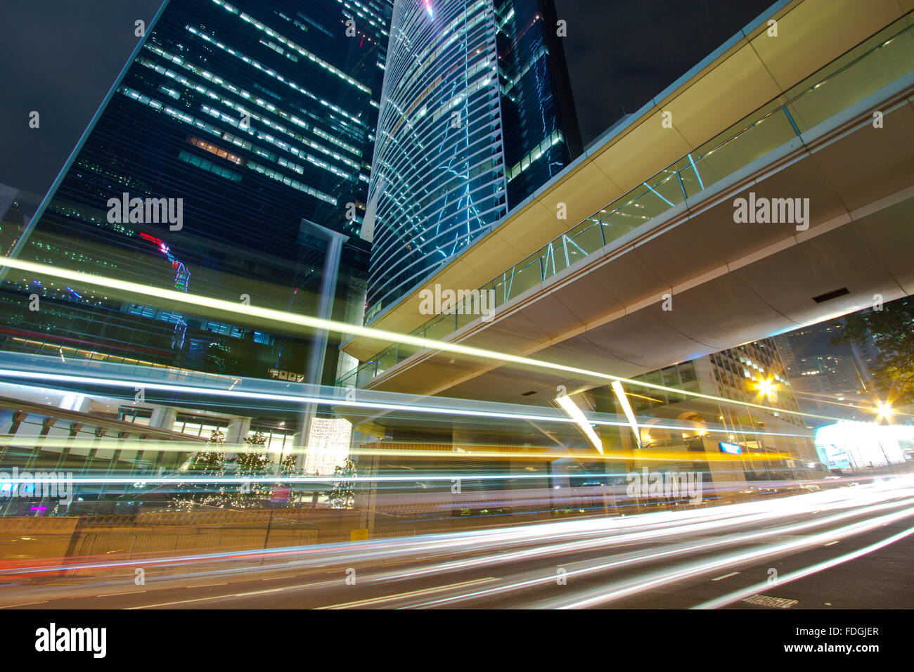 Les gratte-ciel modernes et de trafic au centre-ville de Hong Kong Banque D'Images
