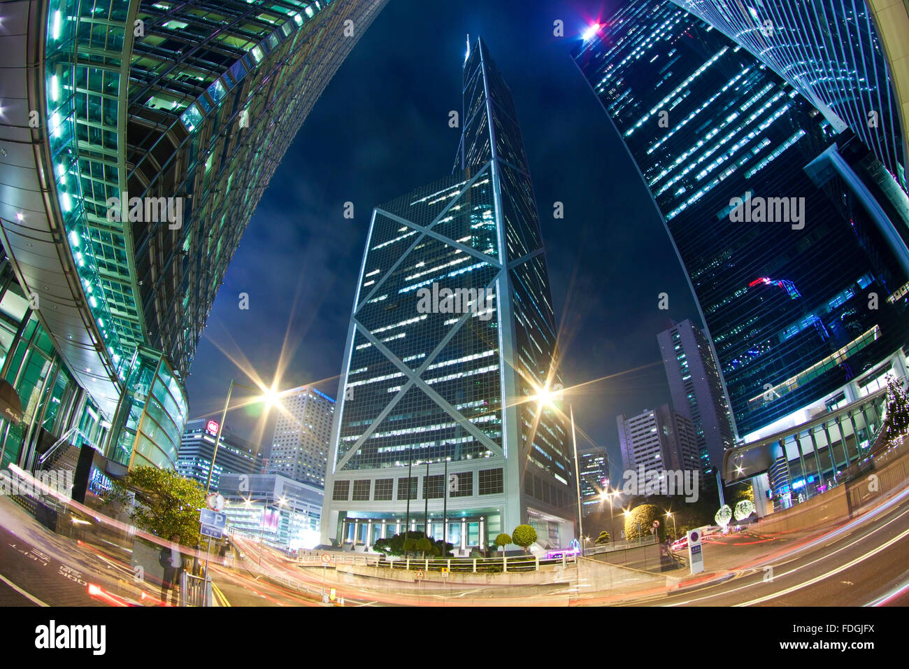Paysage moderne avec le trafic de nuit à Hong Kong Banque D'Images