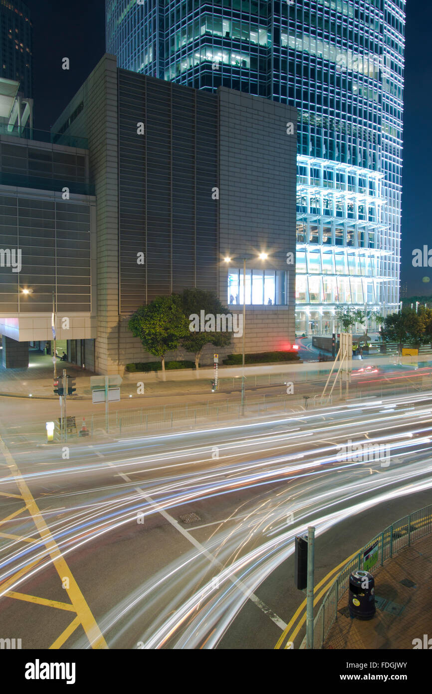 Le trafic important dans la ville la nuit Banque D'Images