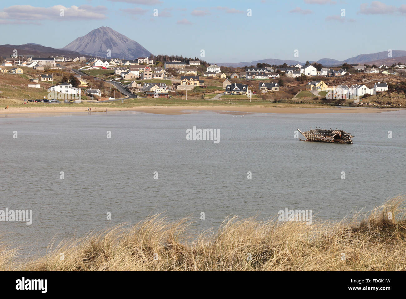 Magheraclogher beach et partie de Bunbeg village, comté de Donegal, Irlande. Banque D'Images