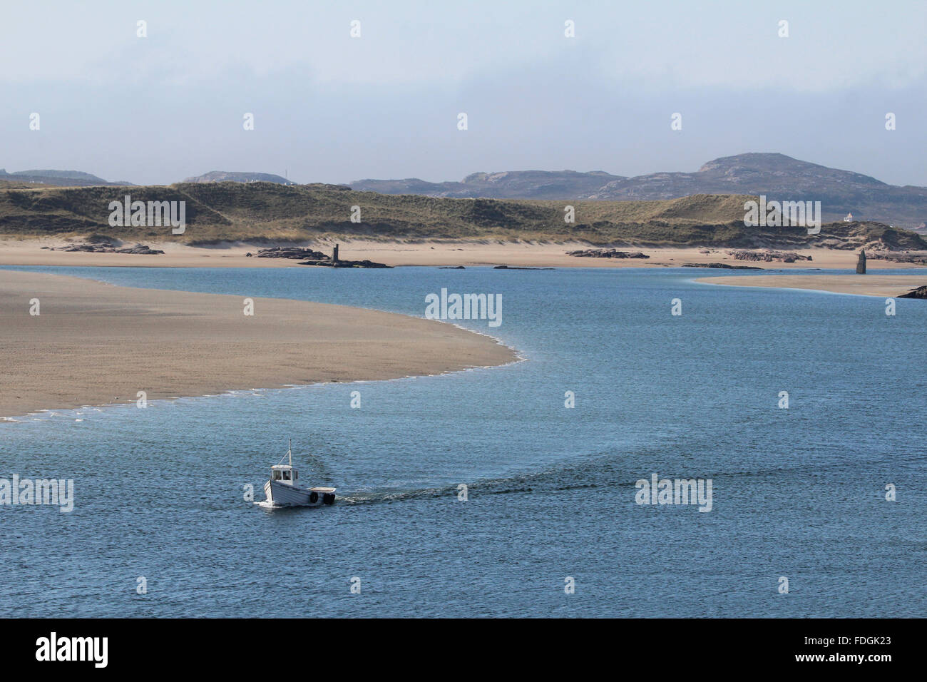 Petit bateau naviguant en direction de Bunbeg, Co Donegal, Irlande. Banque D'Images