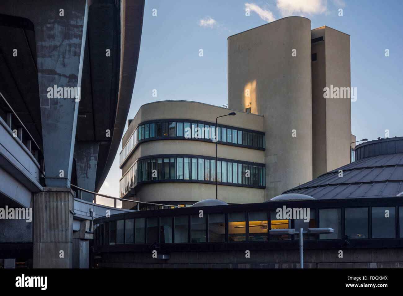 Bâtiment de la mousson ou le bâtiment cuirassé, ancien dépôt de maintenance ferroviaire britannique, à côté de la Westway flyover, London, UK Banque D'Images