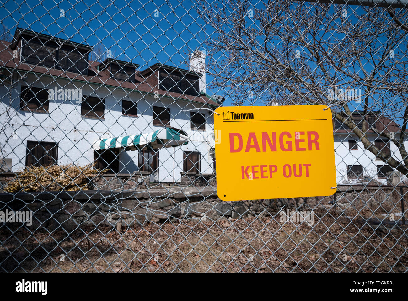 Toronto Canada -un signe de danger posté sur la clôture entourant le terrain de l'auberge de la Guilde en ce moment historique démoli et en restauration Banque D'Images