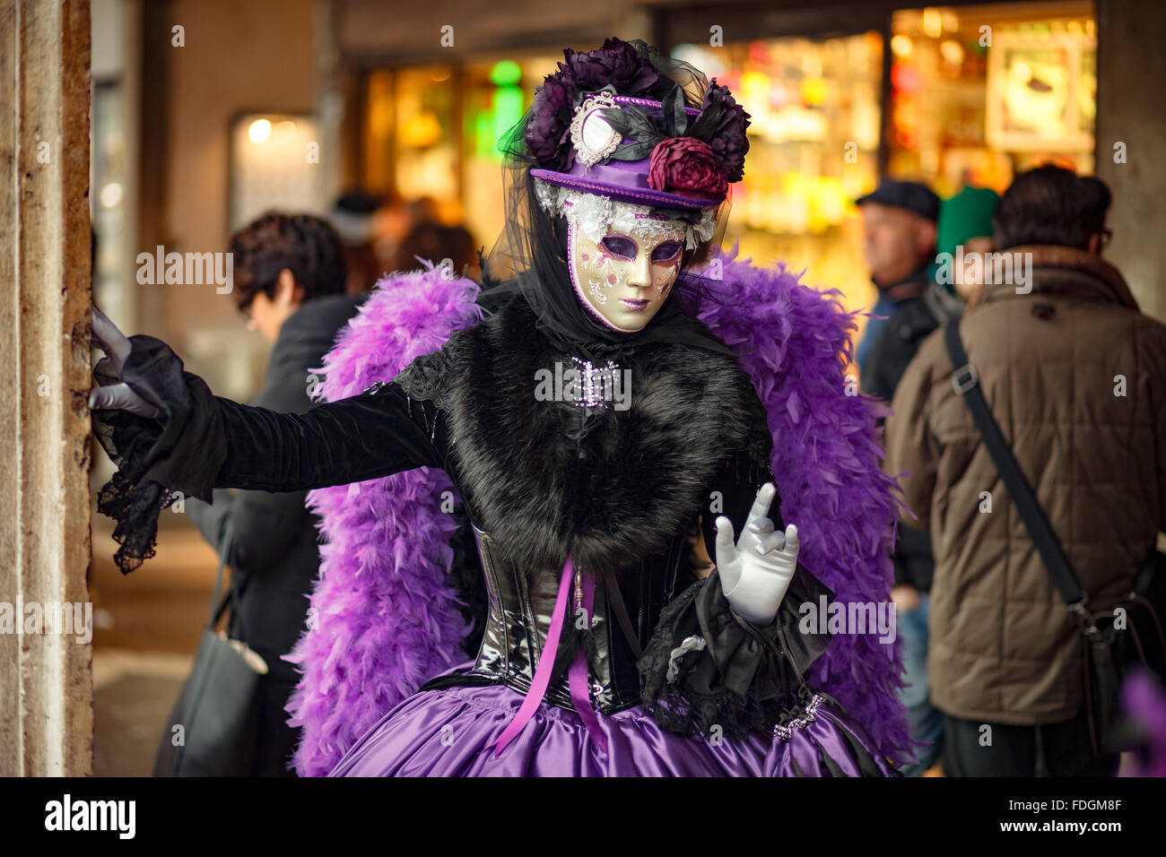 Femme vêtue de vêtements vénitien pourpre à la poser 2016 Carnaval de  Venise Italie Photo Stock - Alamy