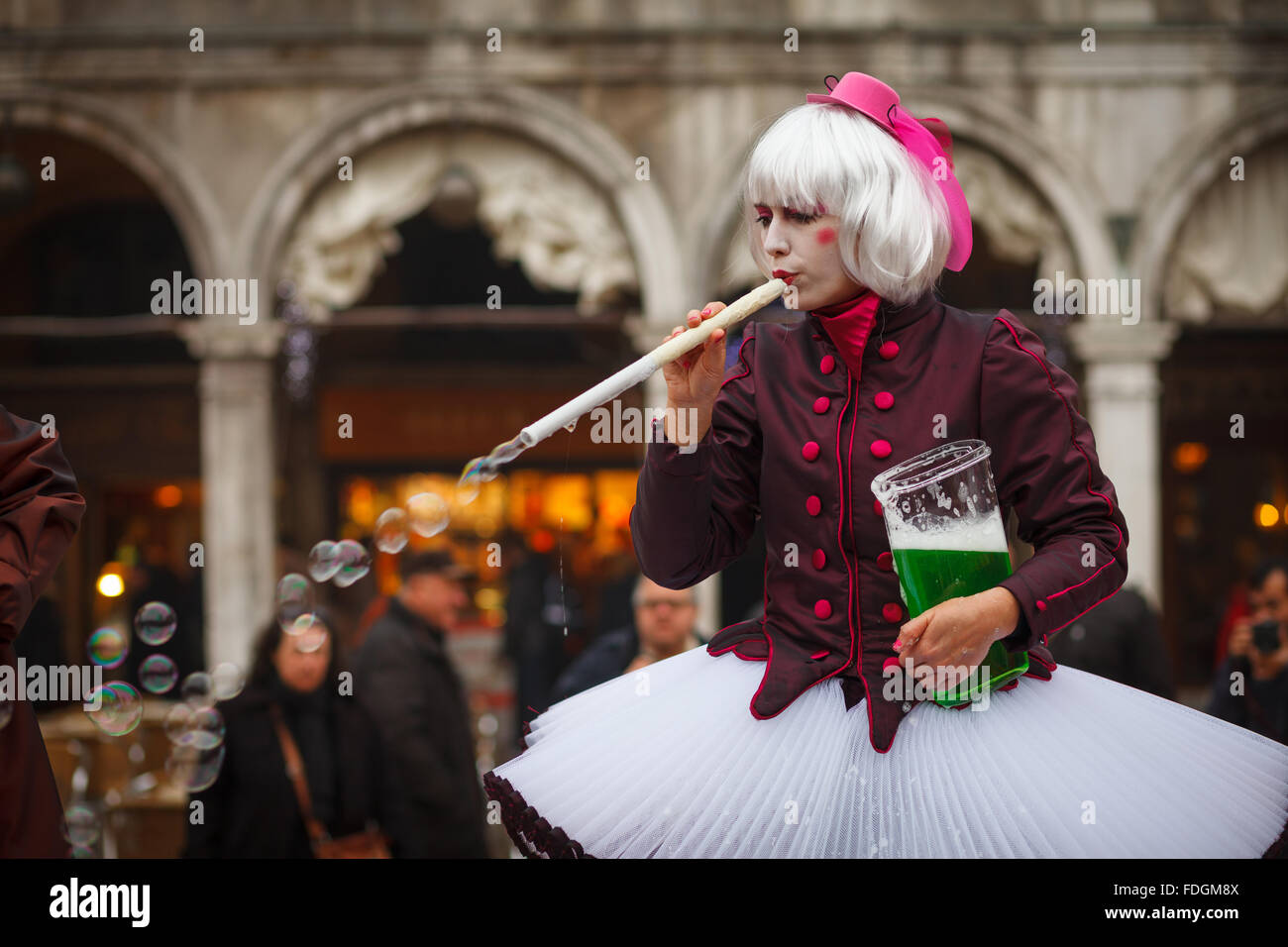 Femme en robe carnaval faire des bulles de savon Banque D'Images