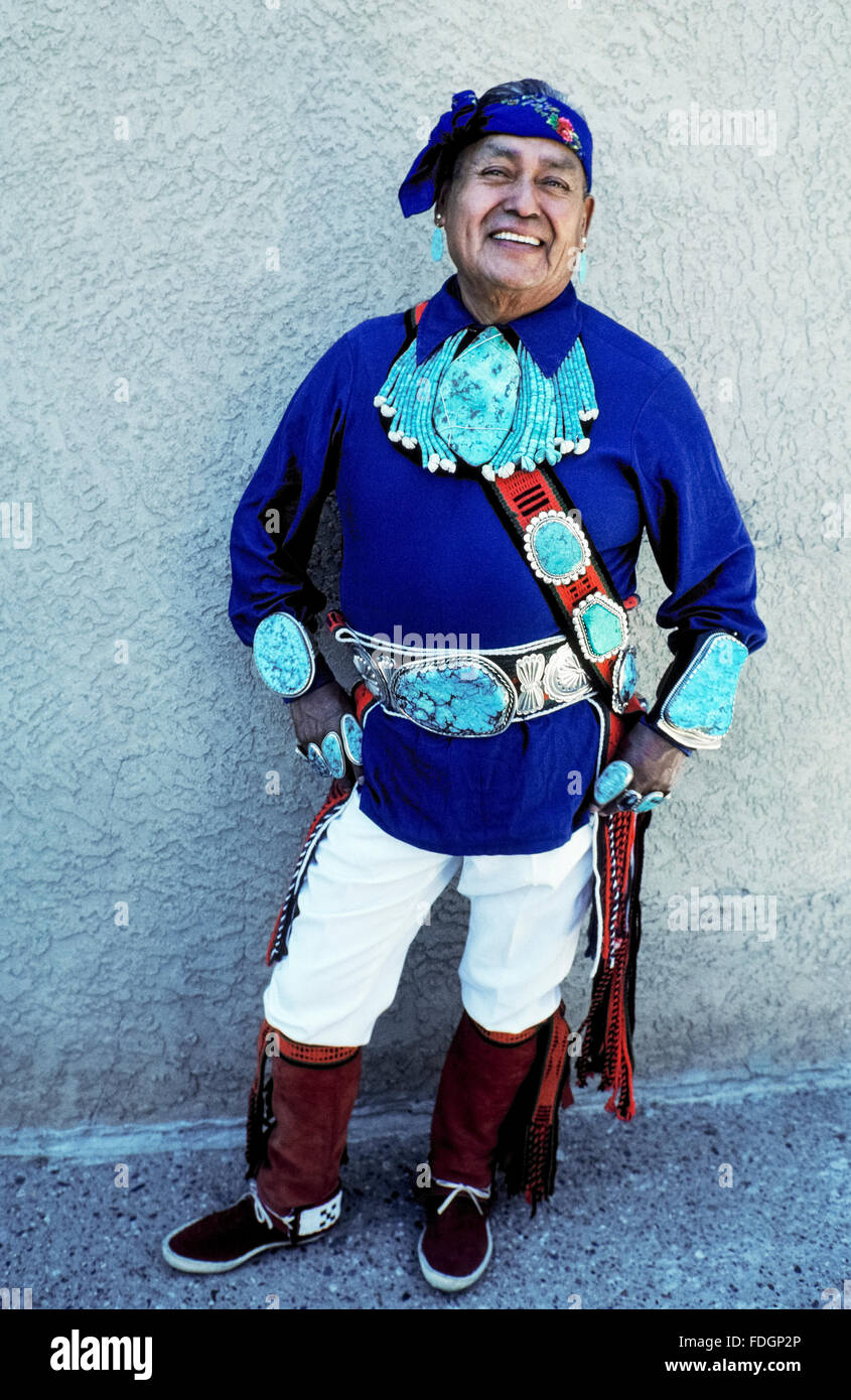 Un Indien Pueblo Zuni turquoise porte fièrement les bijoux en argent et qu'il fait à Albuquerque, Nouveau Mexique, USA. Parution du modèle. Banque D'Images
