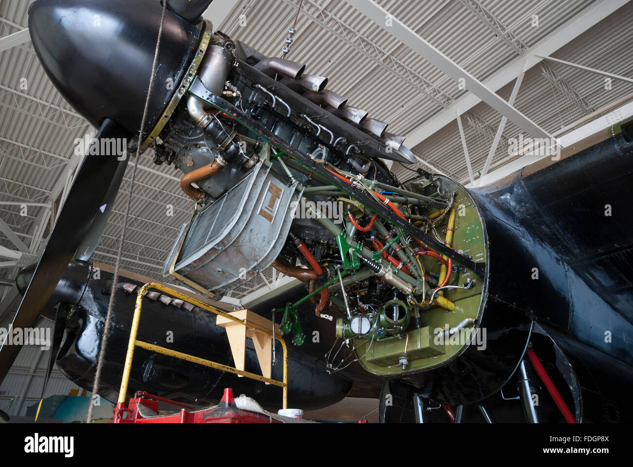 L'un des quatre moteurs Packard Merlin 224 entretenus sur un rare WW2 Avro Lancaster Mk. X dans le musée du patrimoine des avions de guerre de Hamilton. Banque D'Images