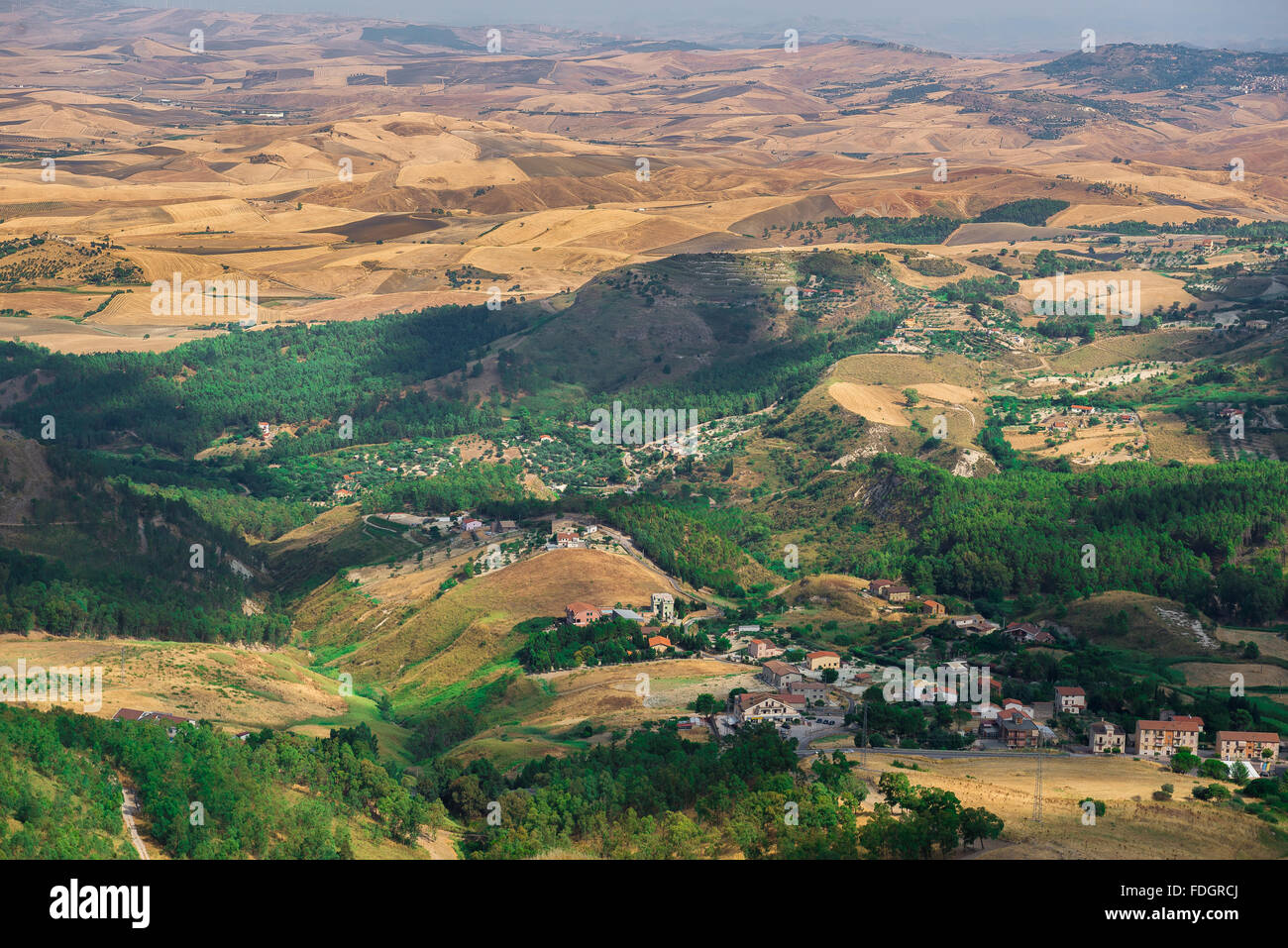 Centre Sicile collines, vue aérienne du paysage en Enna province, situé au centre même de l'île de la Sicile. Banque D'Images