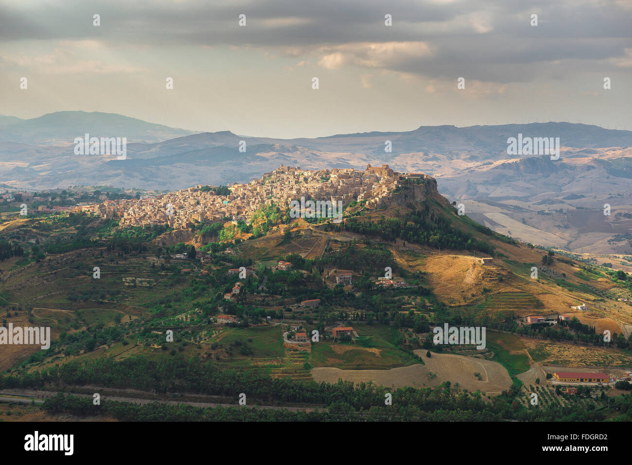 Paysage sicilien, vue aérienne de la ville historique de Calascibetta, au sommet d'une colline, dans le centre de la Sicile. Banque D'Images