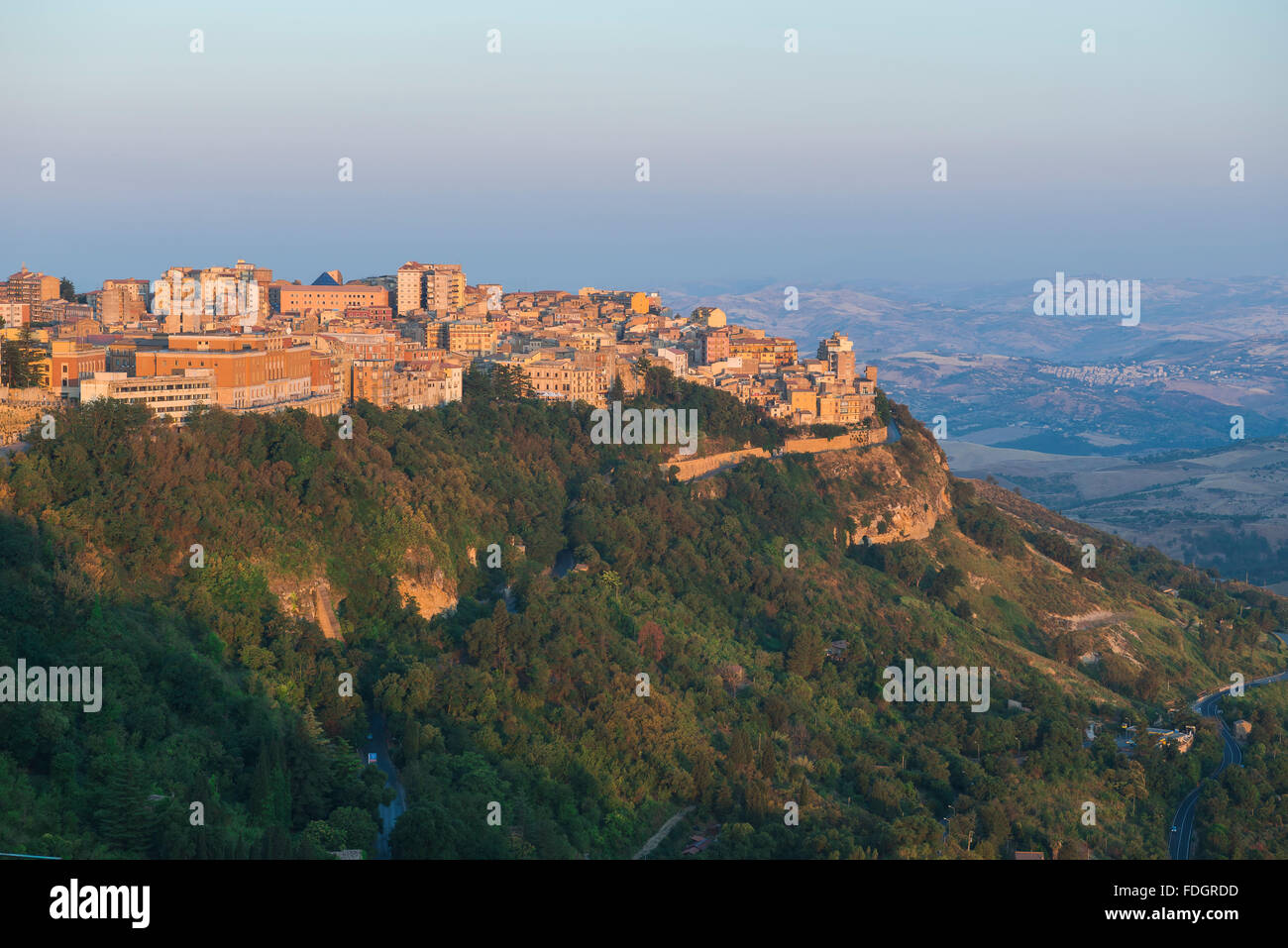 Paysage de la Sicile, vue sur le lever du soleil sur la ville historique d'Enna - une grande ville colline située au centre de l'île de Sicile. Banque D'Images