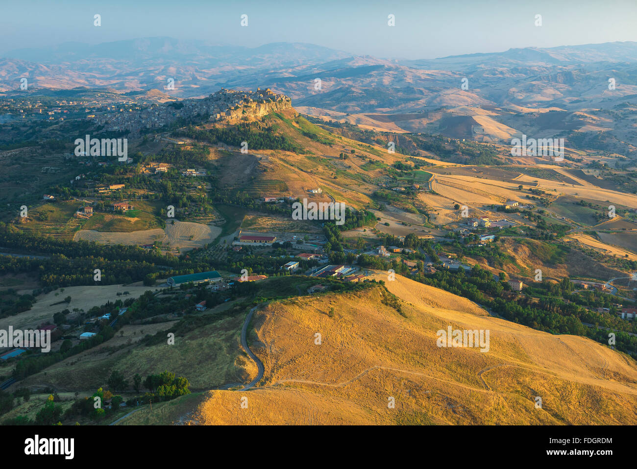 Sicile campagne, vue aérienne en été du paysage accidenté autour de la ville de Calascibetta situé au centre de l'île de Sicile. Banque D'Images