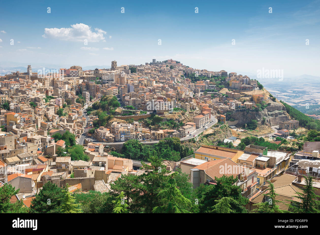 Sicile hill ville, vue aérienne de la ville d'Enna, situé sur une colline au milieu de l'île de la Sicile. Banque D'Images