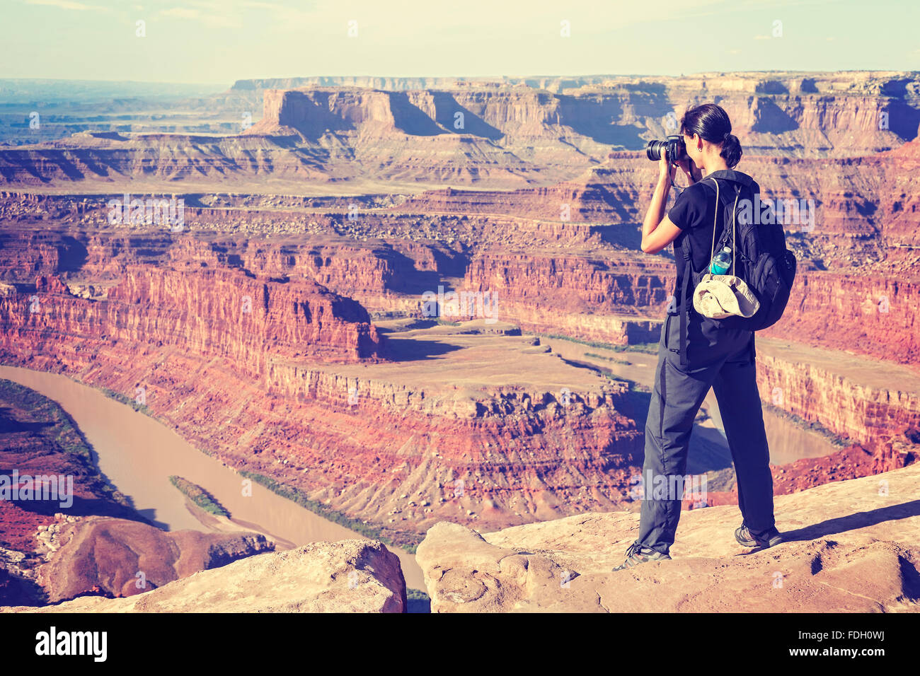 Tons Vintage femme prendre des photos d'un paysage de canyon, USA. Banque D'Images