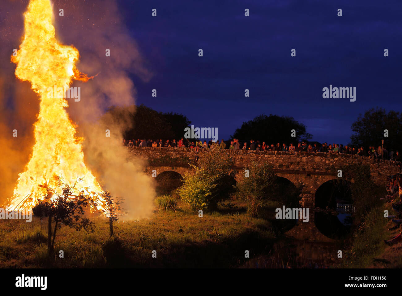 Saint John's fire à Doolin, dans le comté de Clare, Irlande Banque D'Images